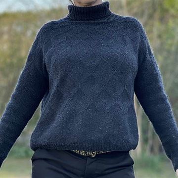 Dahlia Sweater opskrift med tætsiddende ærmer og løs pasform