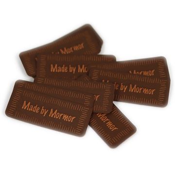 Label i tyndt, imiteret skind Brun "Made by Mormor"